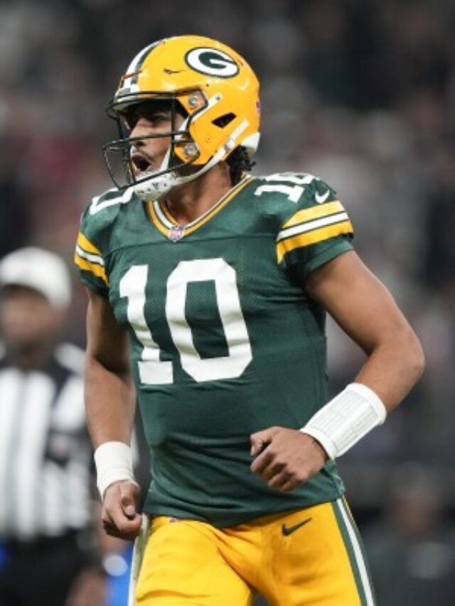 Green Bay Packers QB Malik Willis opts not to throw on key down after center throws up on the ball